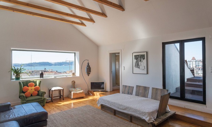 Misericordia Apartment | FLH Chiado Skyline