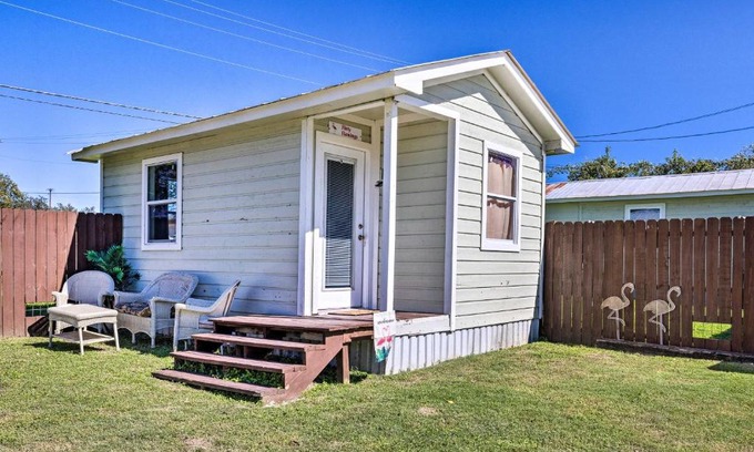 Canyon Lake Apartment | Flirty Flamingo Studio 1 Mi to Canyon Lake