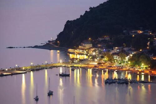 Loutraki Hotel | Flisvos Beachfront Apartments