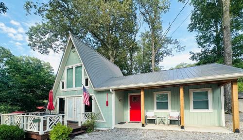 Springville House | Float On Inn, Cabin at Kentucky Lake! Pet-Friendly