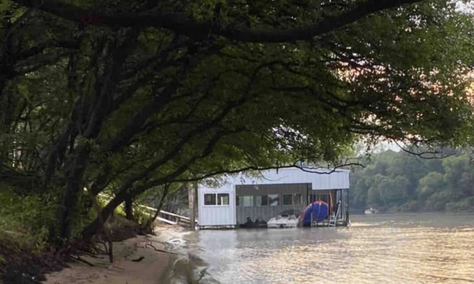 Fairbanks Cabin | Floating Cabin on the Ouachita River