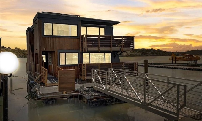 Mill Valley Apartment | Floating condo 'A' on Sausalito's Richardson Bay.