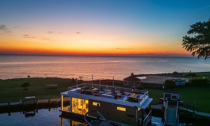 Fort Howard Boat Rental | FLOHOM 14 | Luxury Houseboat with Chesapeake Bay Panoramic Views
