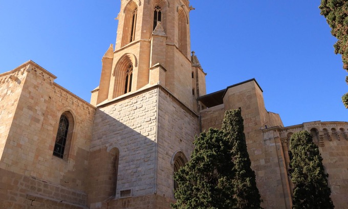 Old Town Condo | Floor in noble building in front of the Cathedral of Tarragona.