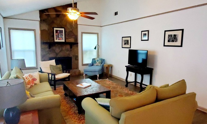 Thunderbolt House | Flo’s Hideaway in the Heart of Thunderbolt just outside Savannah city limits