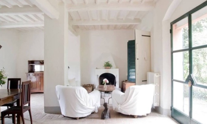 Bacchereto House | Flower house, surrounded by greenery, overlooking a large garden.