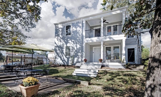 Fondren House | Fondren "Upper Level Style, Comfort and Luxury