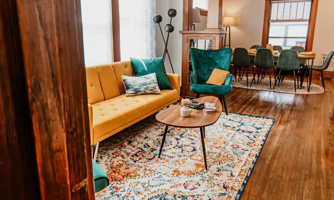 Lincoln House | Foosball & Billiard ready Near UNL, Zoo & Stadium