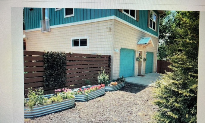 Fayetteville House | Football,festivals walk to restaurants & breweries right off the Greenway Trail!
