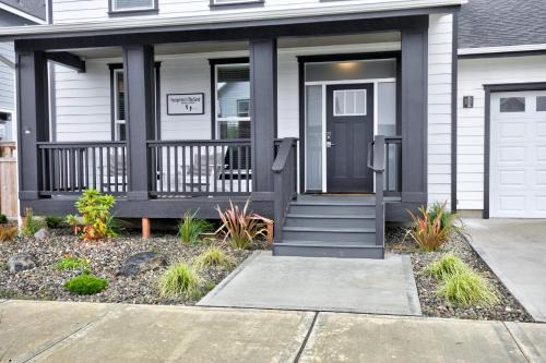 Ocean Shores House | Footprints In The Sand By Oyhut Bay Seaside Village