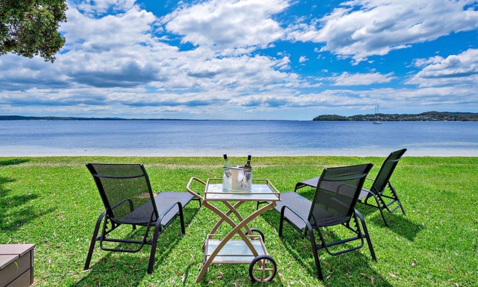 Salamander Bay House | Footprints on Foreshore