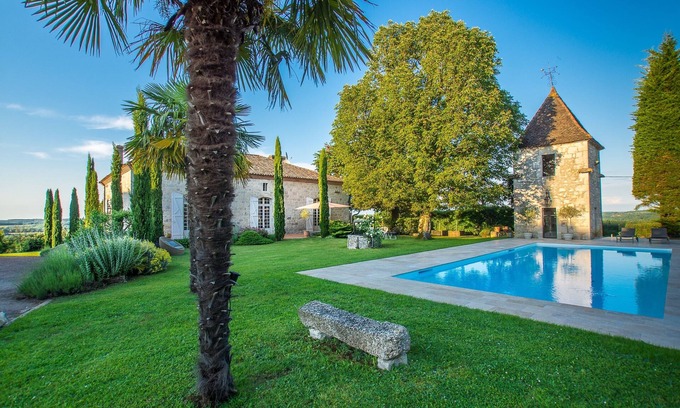 Laugnac Villa | FOR FAMILIES OR FRIENDS 12 pers EXCEPTIONAL PROPERTY SWIMMING POOL AND TENNIS