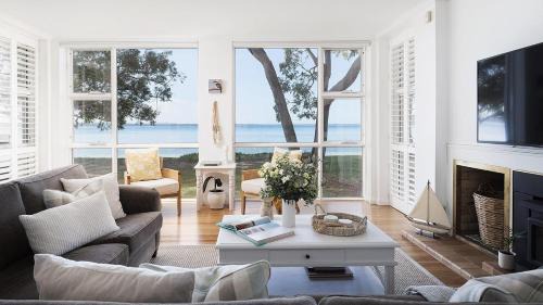 Salamander Bay House | Foreshore Beach House - Stunning waterfront home