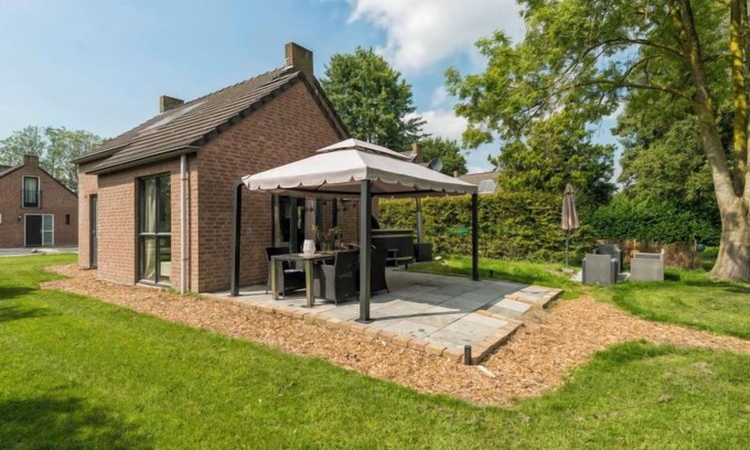 Ewijk House | Forest Cottage Ewijk incl. hot tub by Interhome