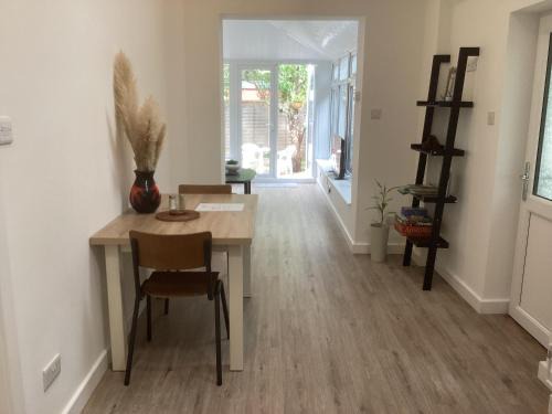 St Leonards Apartment | Forest Heath Holidays - The Nook