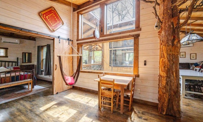 Adairsville Cabin | FoRest ReTreeT 2 bedroom Hot Tub Unique Chatming Adairsville Cabin Private