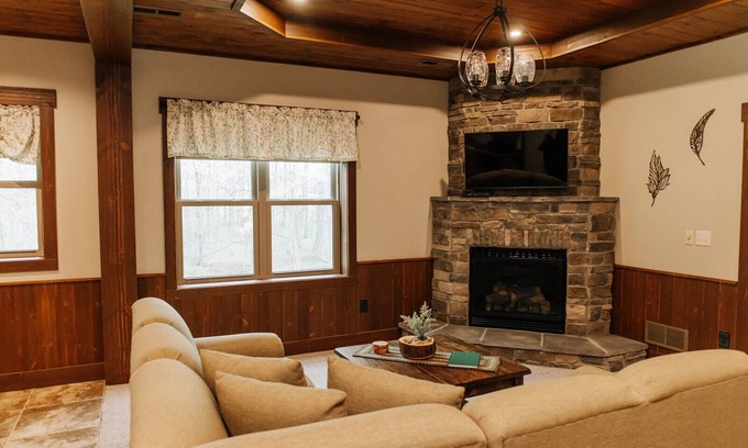 Dundee Cabin | Forest Stream Suite: Luxury Suite in Amish Country, Ohio
