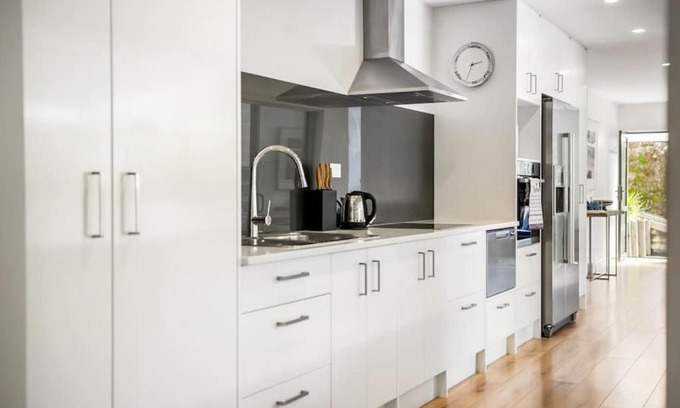 Greenhithe Apartment | Forest View Apartment with Parking and Garden