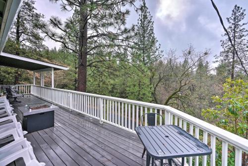 Pine Grove House | Forest-View Deck and Fire Pits Pine Grove Retreat!