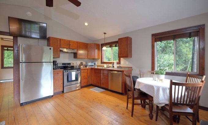 Victor Cabin | Forget Me Not Cabin in the Woods. Wood Stove, Wifi, W/D. Pet Friendly!