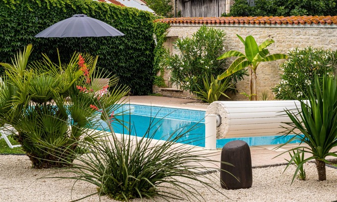 Arcais House | Former market garden house with swimming pool and tennis court