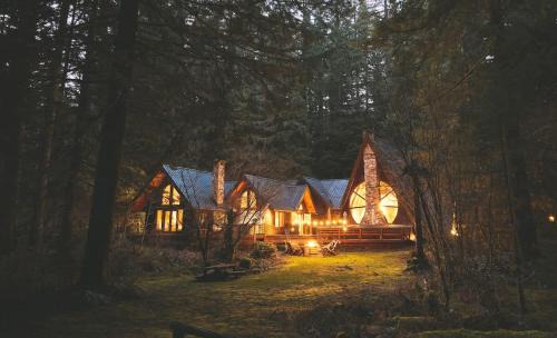 Rhododendron House | Forrest Lodge Large Private Luxury w Hot Tub