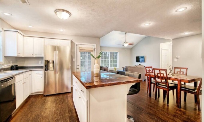 Oak Grove House | Fort Campbell Retreat: 3 Bedroom, Pet Friendly
