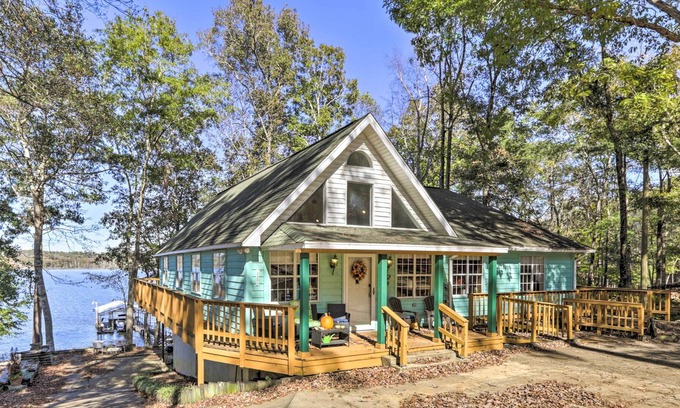 Fort Gaines Cabin | Fort Gaines Cabin w/ Deck & Private Boat Dock
