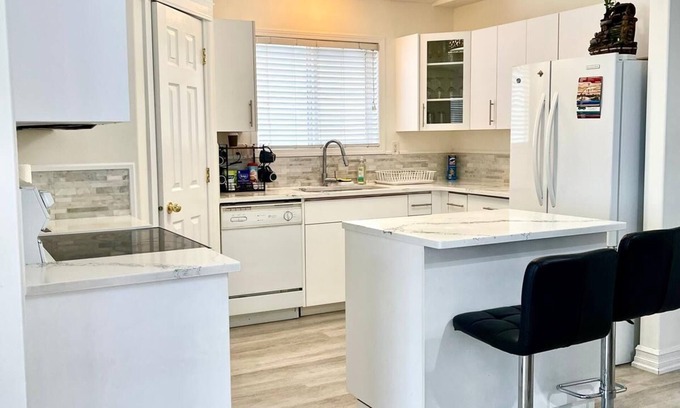 Timberlea House | Fort McMurray Home - 4 Bedroom House: Perfect for Families & Business