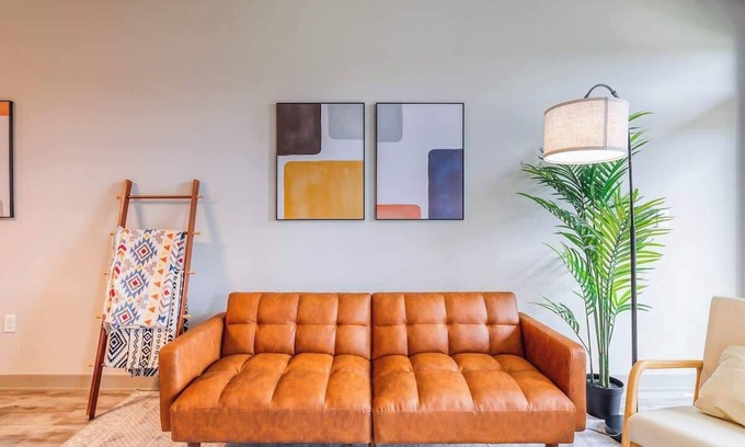 Auburn Hills Apartment | Fountain View 2B2B | Gym & Pool