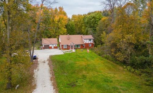 New Tecumseth Ski Chalet | Four and half bedrooms 10 Acres of forest with trails
