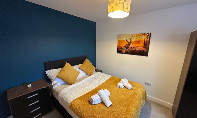 Hull House | Four bed free parking contractor house