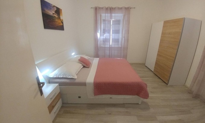 Zastrazisce Apartment | Four-bedroom apartment near beach Cove Vela Stiniva, Hvar (A-19895-a)