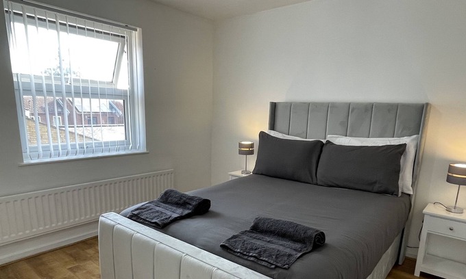 Woolwich Riverside House | Four Bedroom House with Garden and Lawn