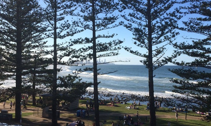 Burleigh Heads Apartment | FOUR BUOYS ON SEA