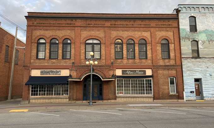 Vinton Apartment | Four Eleven Suites a Vintage Renovation in Downtown Vinton