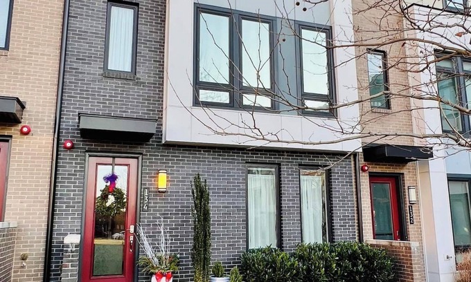 Taylor Run House | Four-level modern townhome with two grand pianos.