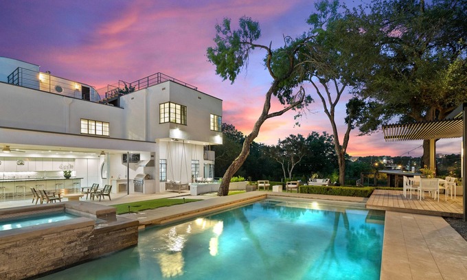 Old West Austin House | Fourth Night Free* I Theatre I Downtown I Views I Pool l Rooftop