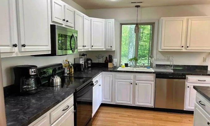 Linden House | Fox Hollow - Walk to Winery! Close to Shenandoah