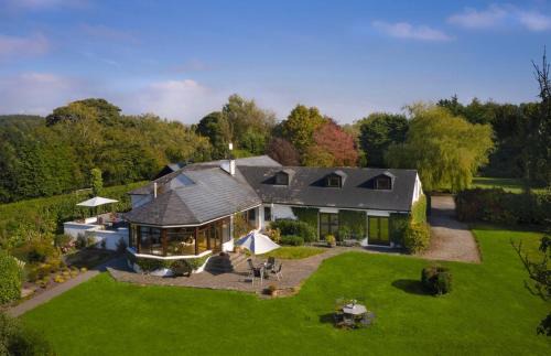 County Meath House | Fox House Sleeps 8 w Parking 5 min to Kilmessan