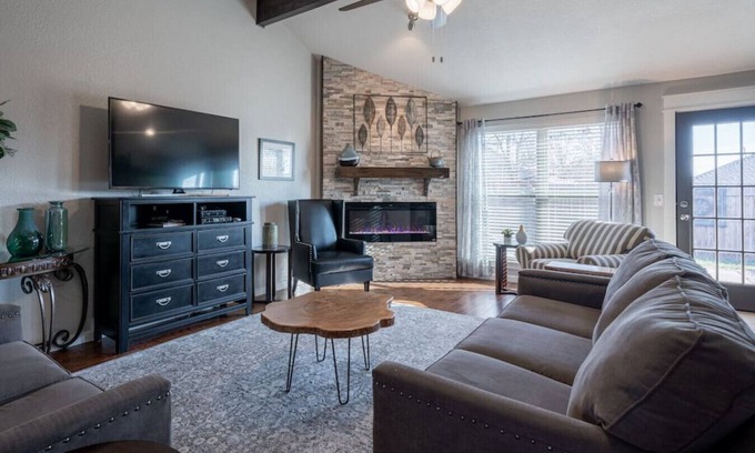 Edmond House | Fox Hunt - Modern, Updated - Pet friendly