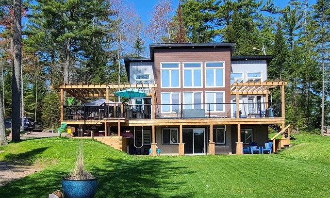 Otter Lake Ski Chalet | Fox Lakehouse is a contemporary four season home with amazing walk in beach.