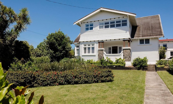 New Plymouth House | FOX MANOR - HIGH-END QUALITY