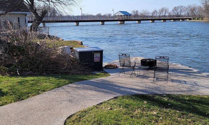 Menasha House | Fox River Retreat #1