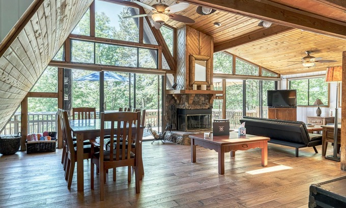Innsbrook Ski Chalet | Foxtail Lake Front Chalet with HOT TUB
