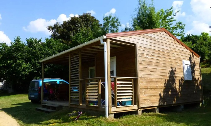 Rouffignac-Saint-Cernin-de-Reilhac Ski Chalet | Flower Camping Les Terrasses de Dordogne * - Chalet Charmille Comfort 24-26.5m2 (2 bedrooms) - Covered terrace 12m2 - TV 4 persons