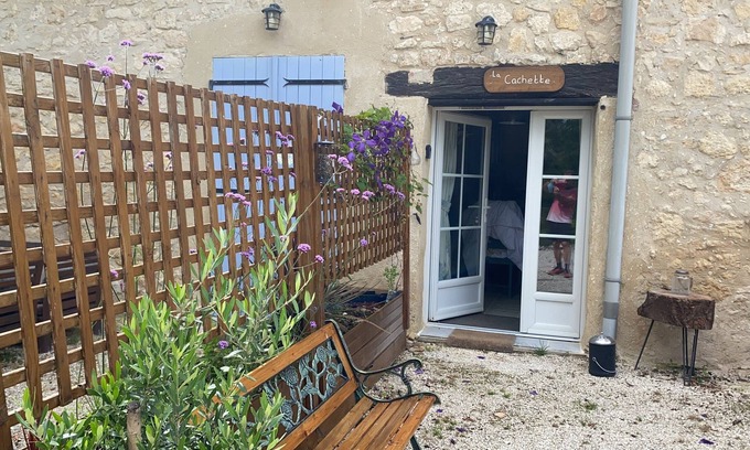 Sorges-et-Ligueux-en-Perigord Apartment | Cosy 1 bedroom gite (La Cachette)