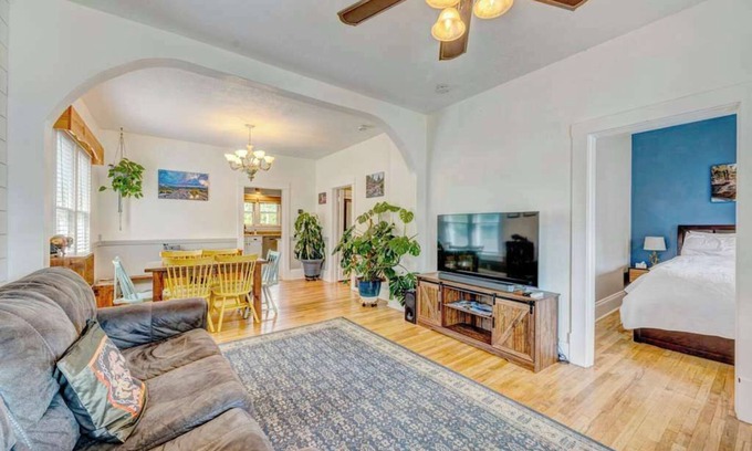 Sheridan House | Frackelton Getaway | Fire Pit, Charming & Cozy Retreat