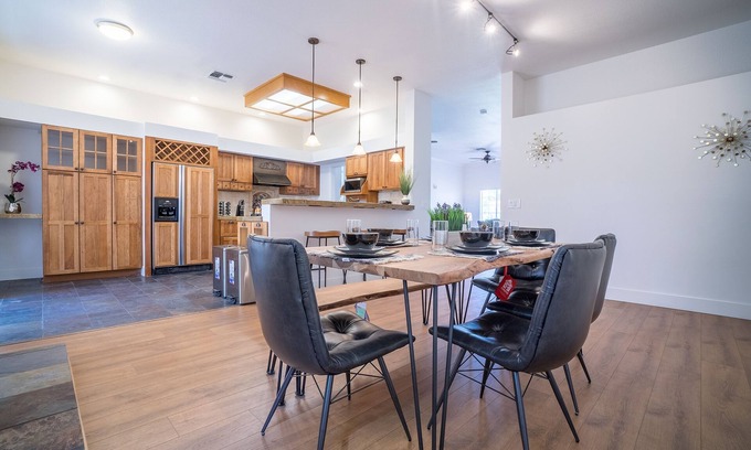 Roseville House | FRAGRANT ROSE-VILLE BEAUTY | COZY MODERN PARADISE