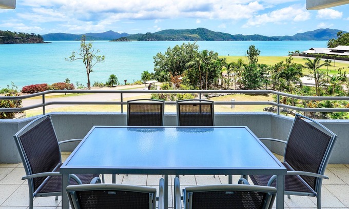 Hamilton Island Apartment | Frangipani Lodge 008, Beachfront Apartment on Hamilton Island